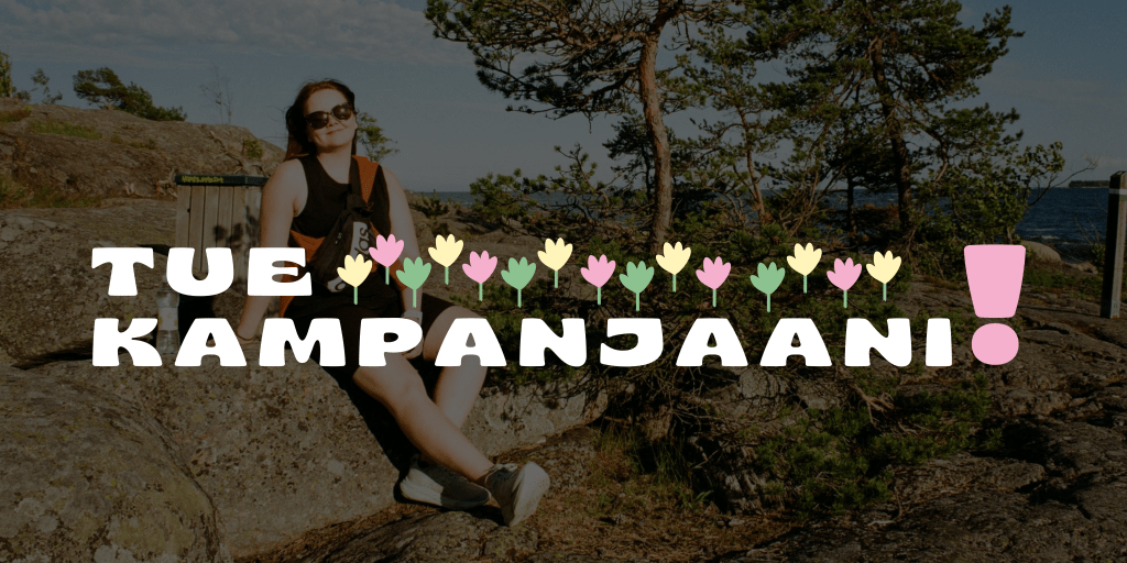 Erica istuu kalliolla aurinkolasit päässä hymyille. Kuvan päällä teksti "tue kampanjaani!" ja piirrettyjä kukkia.